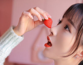 小姐姐生巨婴搞笑,小姐姐喜提“巨型宝宝”，笑料百出引网友热议