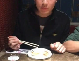 小姐姐双手捧心,传递真挚情感
