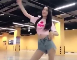小姐姐凌晨跳舞,小姐姐凌晨舞动青春风采